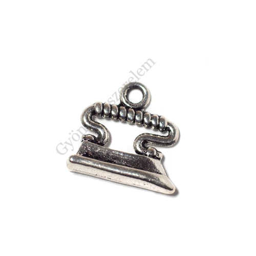 Vasaló fityegő, medál, antik ezüst színű, 18x17x5 mm