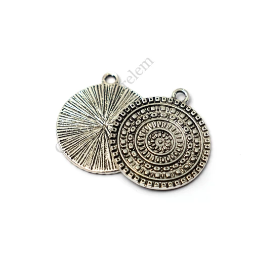 Mintás, kerek fityegő, medál, antik ezüst színű, 25x21 mm