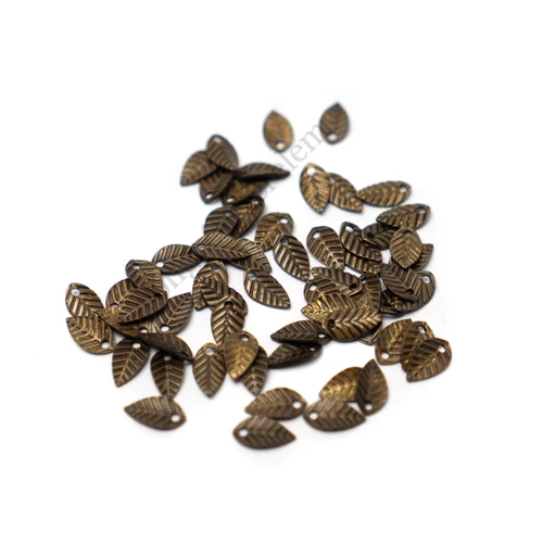 Pici levél fityegő, medál, antik bronz színű, 7x4 mm