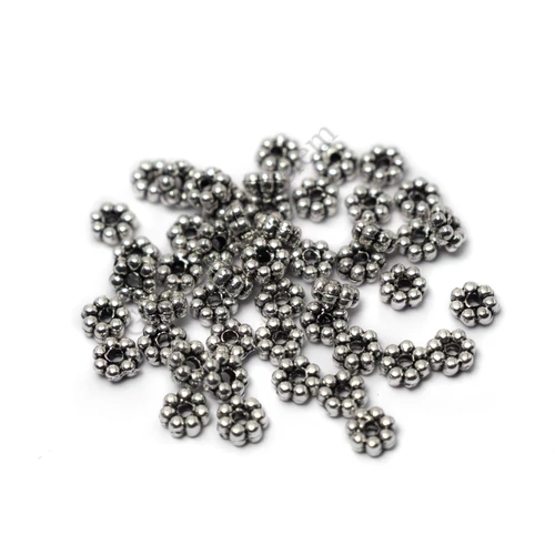 Kis virág köztes, antik ezüst színű, 5 mm, 50 db/cs