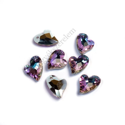 Lila színjátszó csiszolt szív üveg fityegő, medál, 16x14 mm