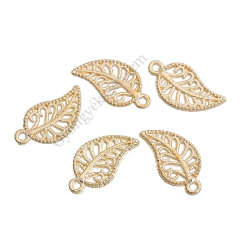 Áttört levél fityegő, medál, antik arany színű, 14x7 mm