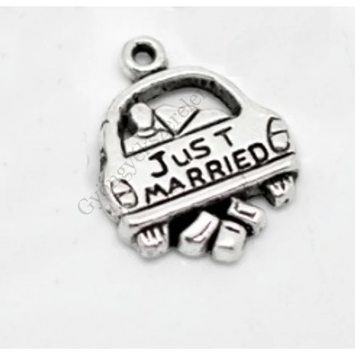 Szerelmes házaspár, Just married feliratú fityegő,medál, antik ezüst színű, 20x15 mm