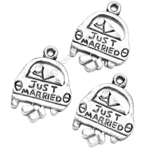 Szerelmes házaspár, just married feliratú, esküvő fityegő, medál, antik ezüst színű, 20x15 mm