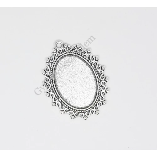 Díszes medálalap, antik ezüst színű, 38x30 mm, 25x18 mm-es lencséhez