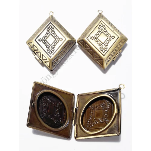 Mintás, rombusz alakú, nyitható emlék medál, antik bronz színű, 32x41mm