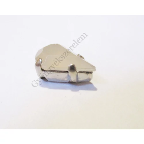 Csepp távtartó, köztes, opál világosbarna színű kővel, antik ezüst színű, 9x6 mm
