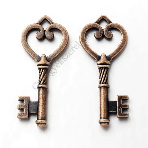 Kulcs fityegő medál, vörösréz színű, 45x19 mm
