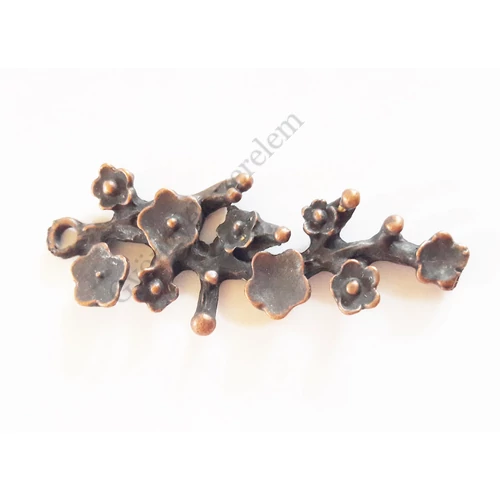 Virágos ág medál, fityegő, vörösréz színű, 40x15 mm