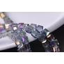 Kép 2/2 - Lilán színjátszó kocka üveg gyöngy, 6x6x6 mm