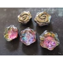 Kép 1/2 - Ciklámen, fekete, lila, sárga színjátszó, virág üveg gyöngy, 16x6 mm