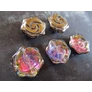 Kép 2/2 - Ciklámen, fekete, lila, sárga színjátszó, virág üveg gyöngy, 16x6 mm