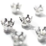Kép 2/2 - Korona fityegő, medál, antik ezüst színű, 14x11 mm