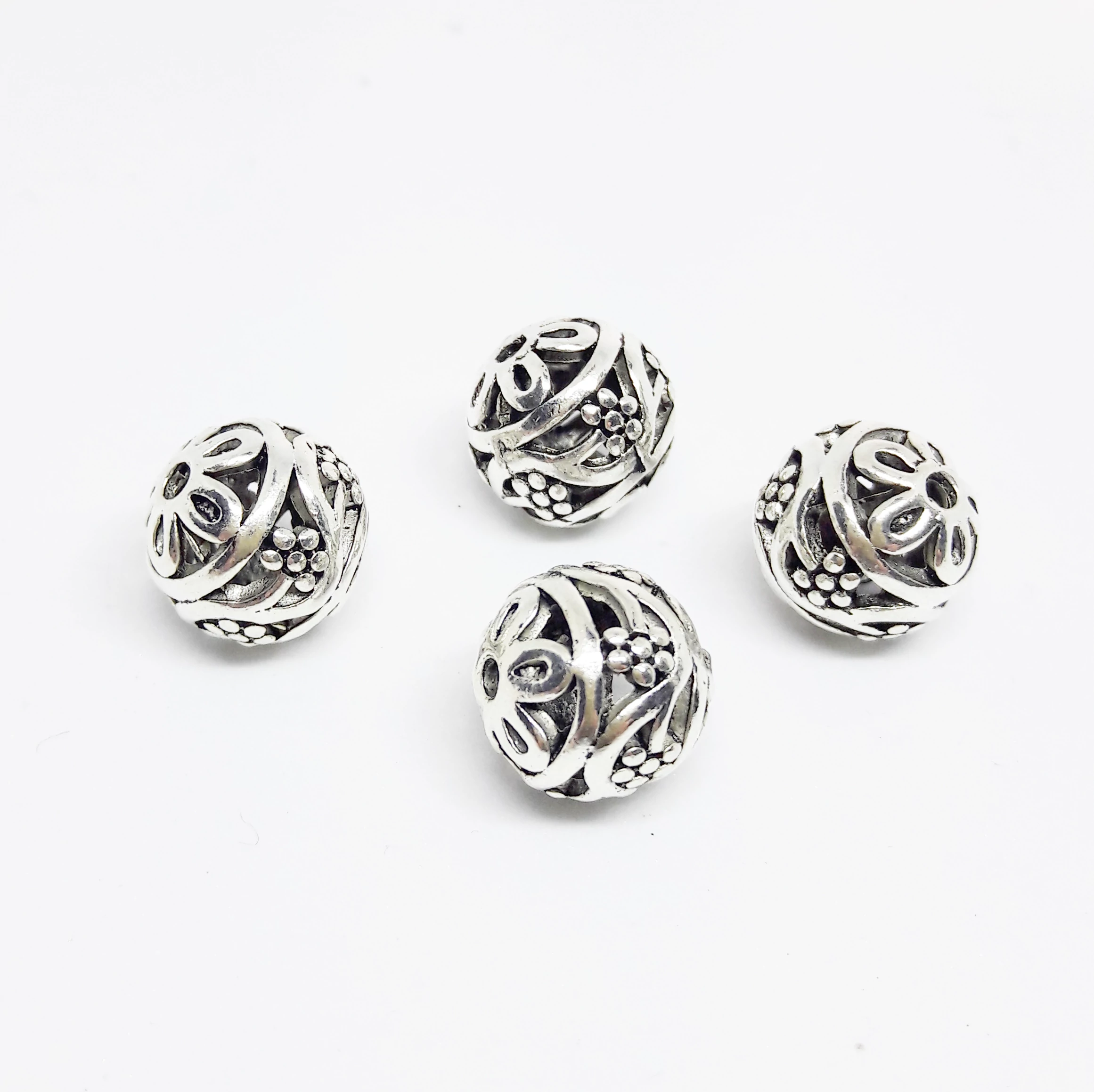 Áttört virág mintás, kerek köztes, antik ezüst színű, 11 mm