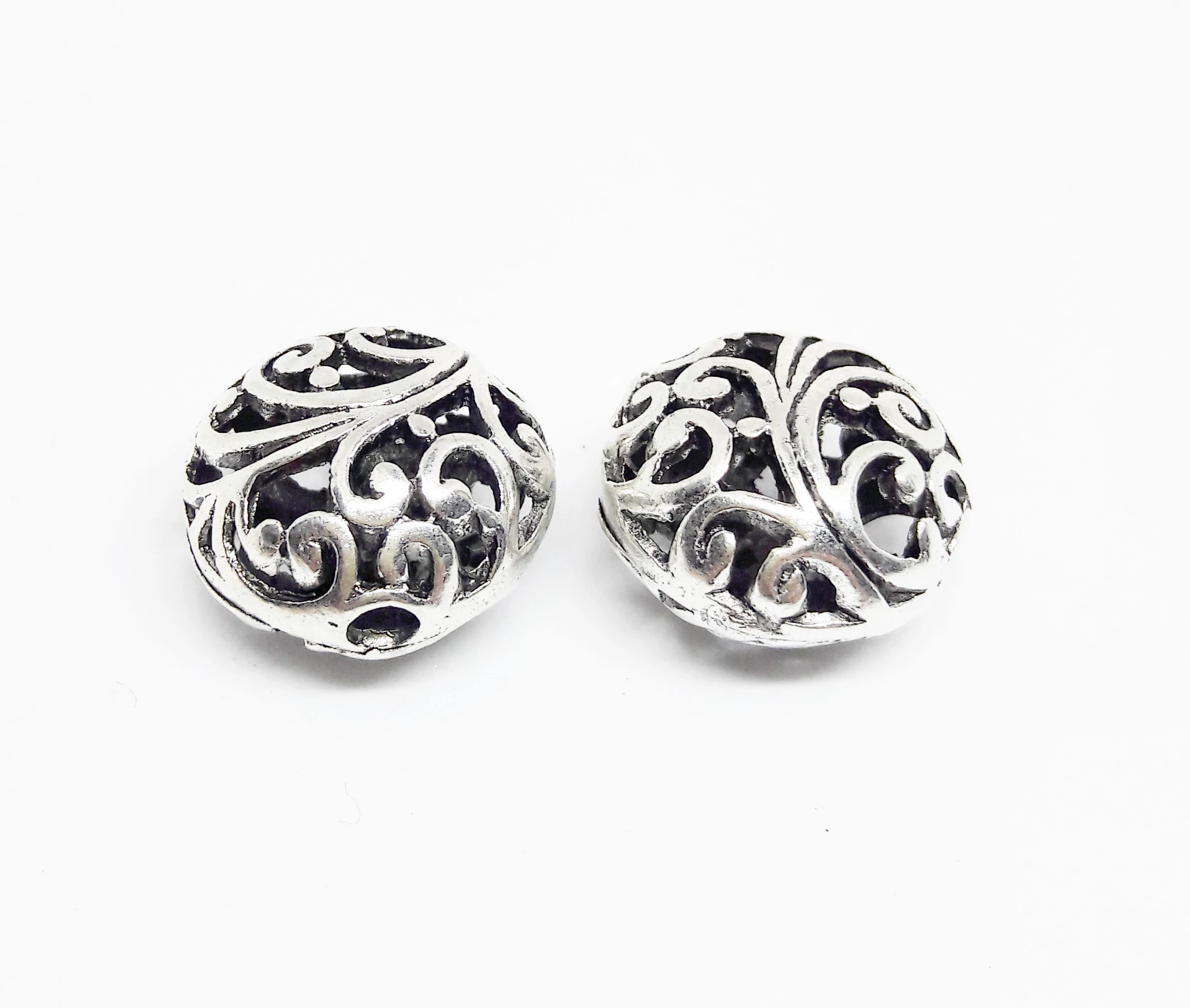 Áttört lapos, kerek köztes, antik ezüst színű, 17x12 mm