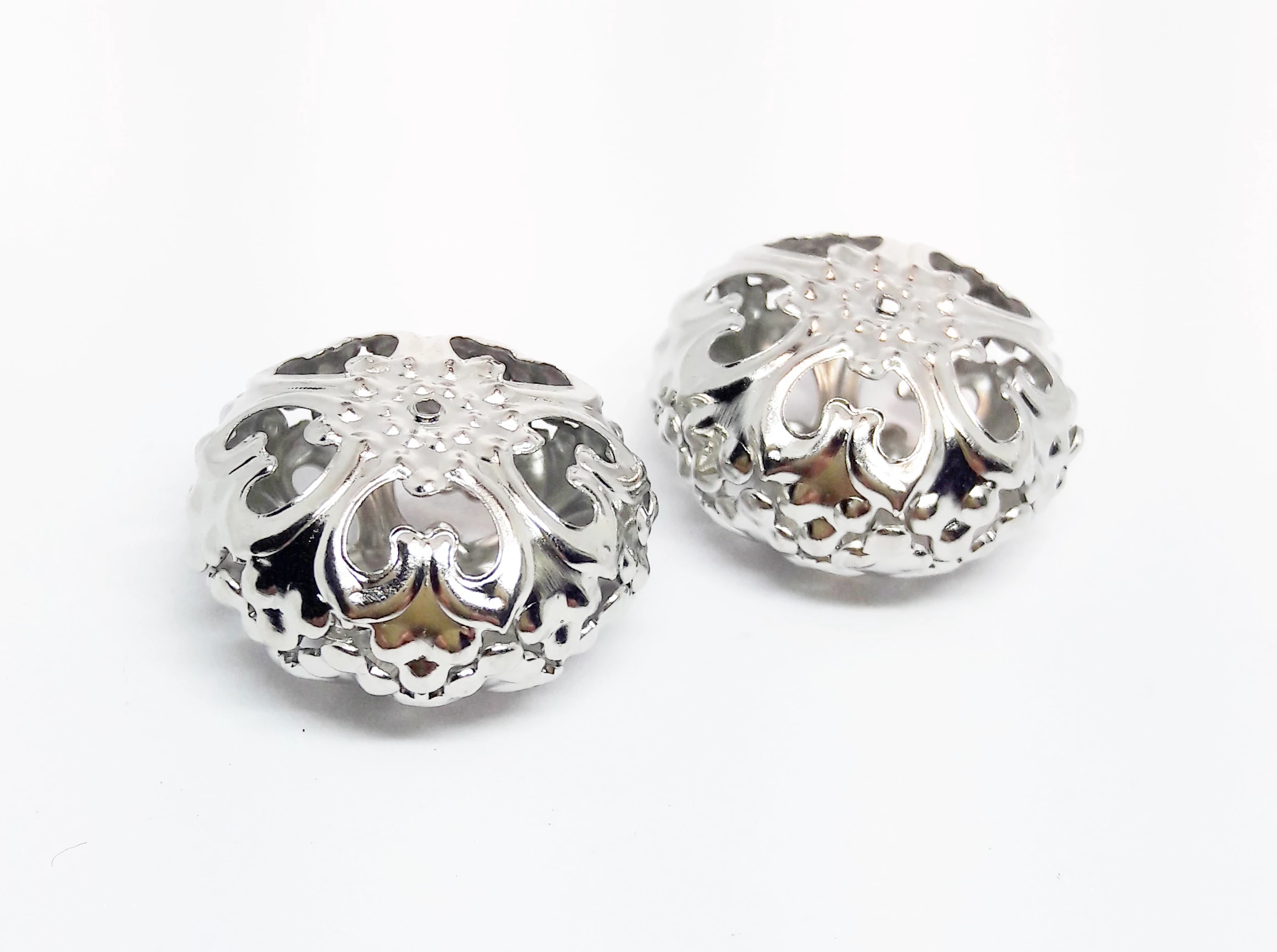 Áttört, lapos, kerek gyöngy, antik ezüst színű, 22x13 mm