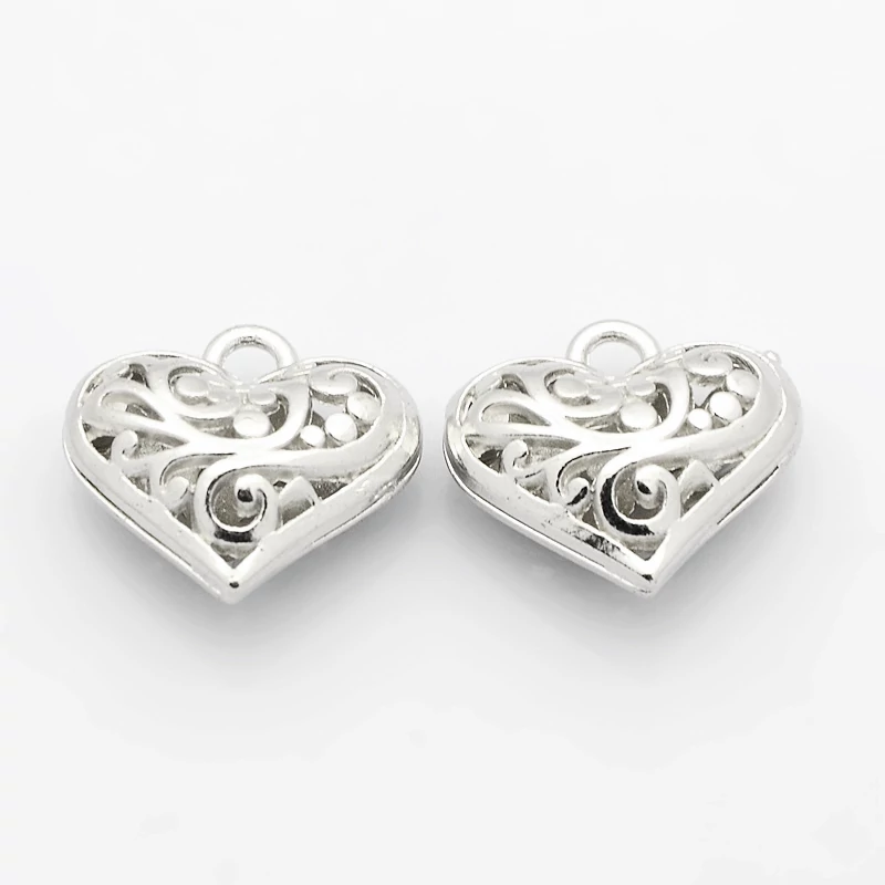 Áttört szív fityegő, medál, antik ezüst színű, 20x18x10 mm