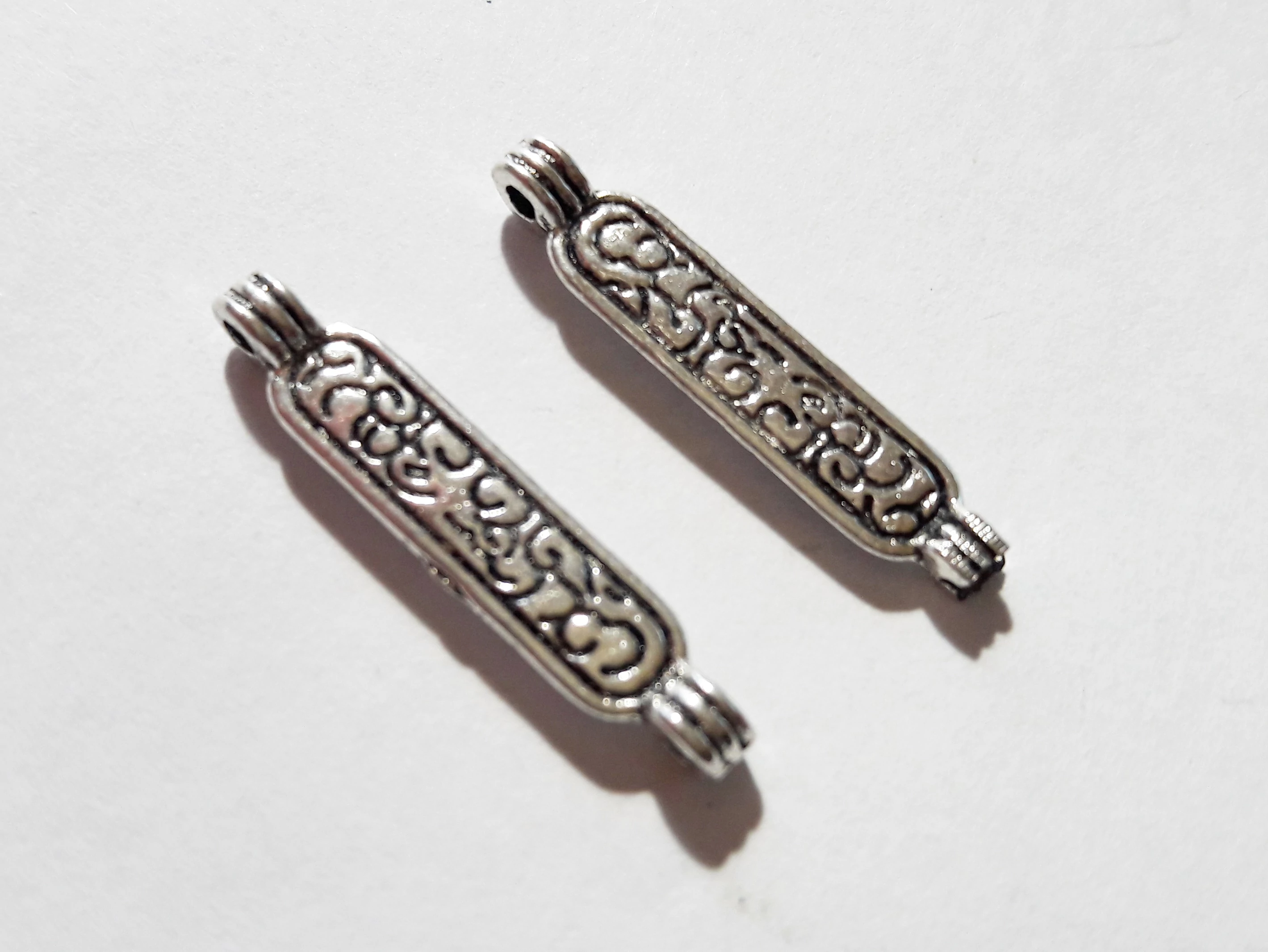 Mintás összekötő, fityegő, medál, antik ezüst színű, 25x5mm