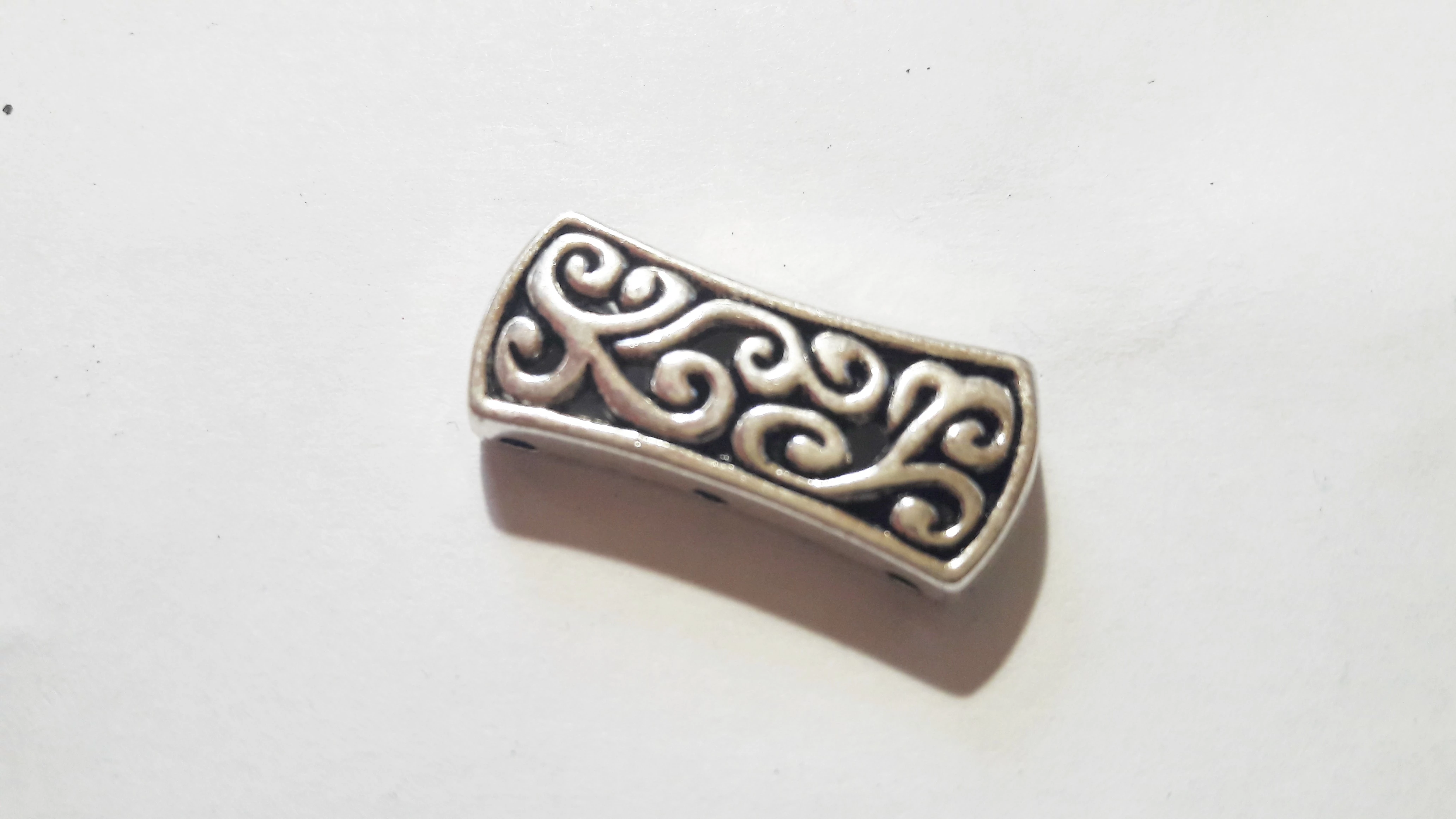 Díszes távtartó, antik ezüst színű, 26x12 mm