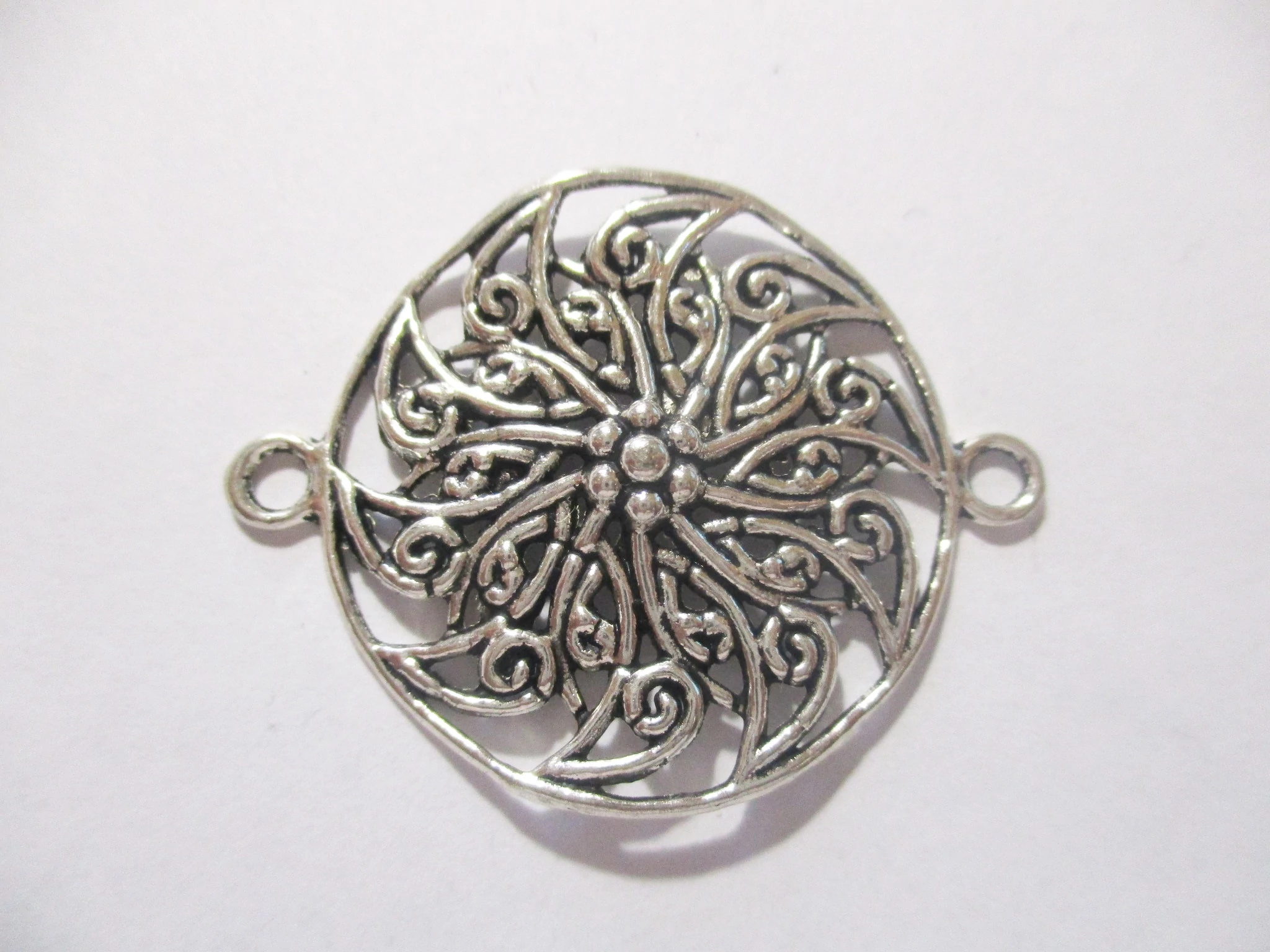 Díszes, kerek összekötő, medálalap, antik ezüst színű, 39x30 mm