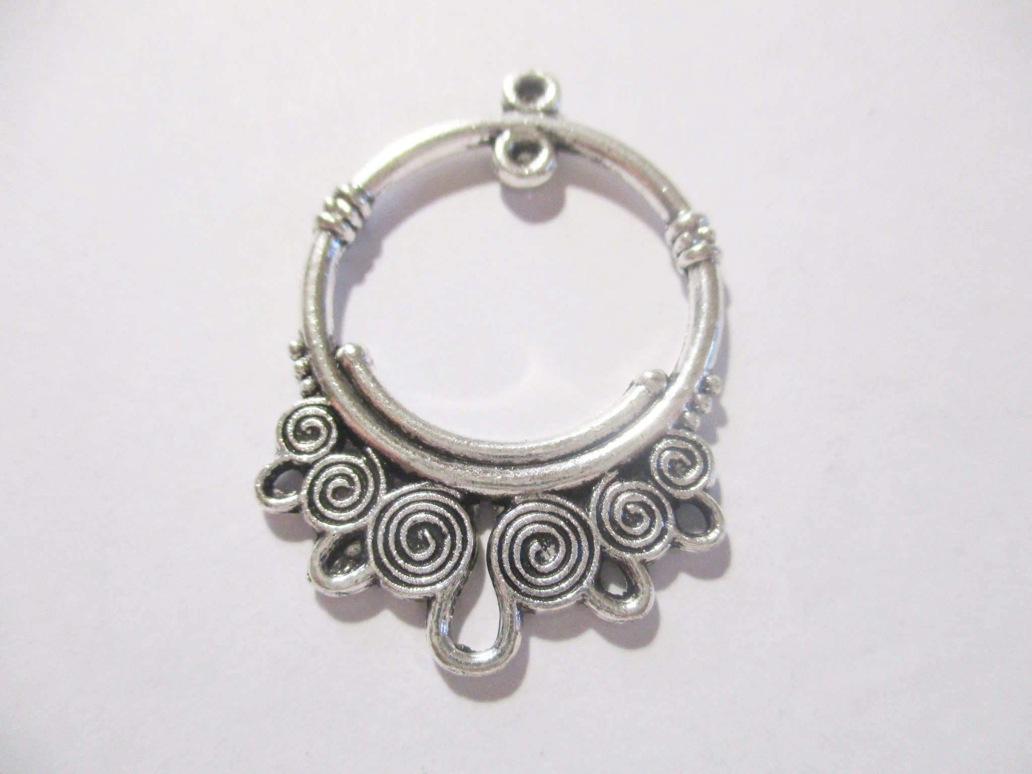 Csigavonalas összekötő, fülbevalóalap, medálalap, medál, antik ezüst színű, 33x24 mm