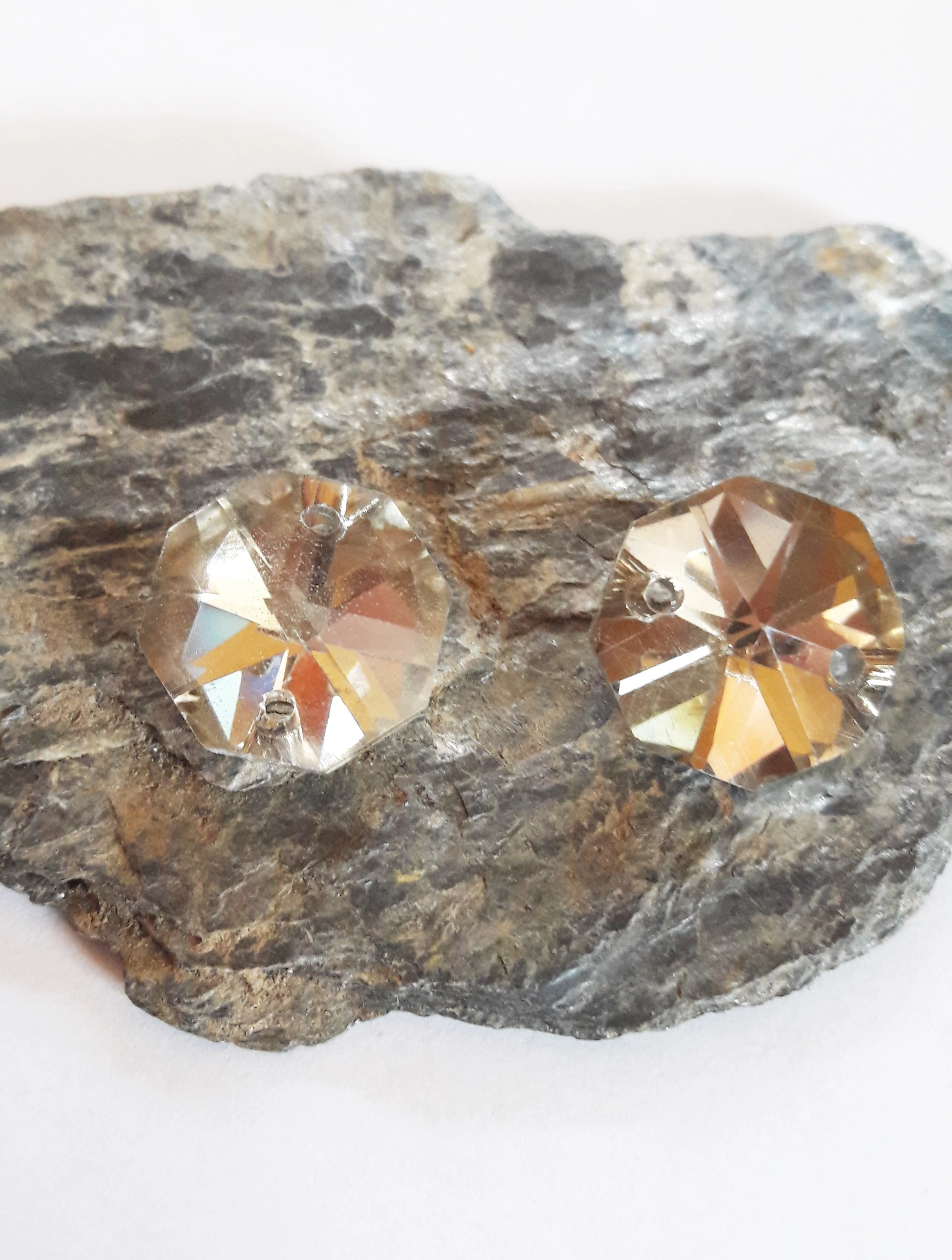 Sötét pezsgő színű szögletes üveg medál, összekötő, 13x7 mm