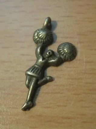 Pom-pom lány, táncos fityegő, medál, antik bronz színű, 27x13 mm