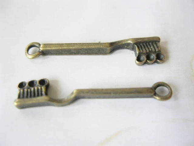Fogkefe fityegő, medál, antik bronz színű, 25x5 mm