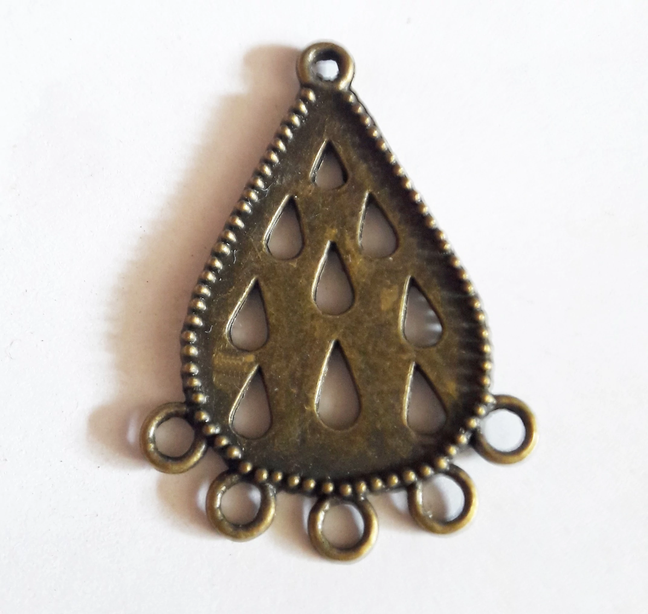 Csepp alakú medálalap, összekötő, antik bronz színű, 32x23 mm