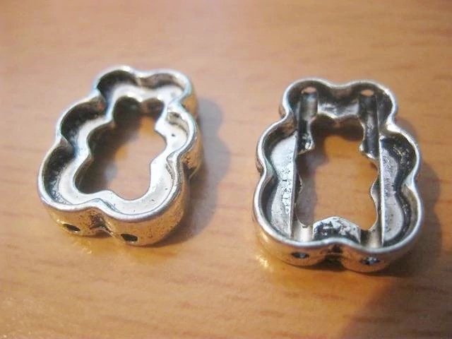 Maci alakú köztes, gyöngykeret, antik ezüst színű, 17x13 mm