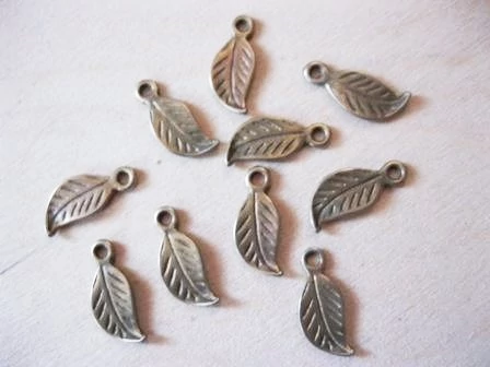 Levél fityegő, medál, antik bronz színű, 17x7 mm