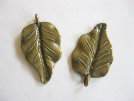 Levél fityegő, medál, antik bronz színű, 30x18 mm
