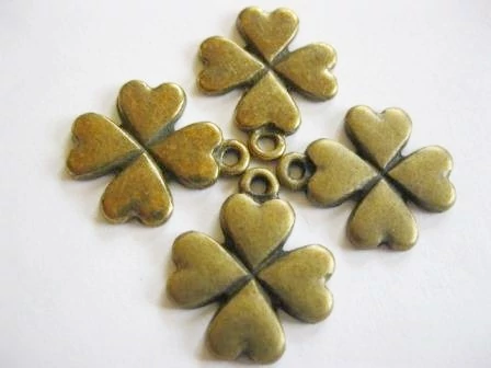 Négylevelű lóhere, szerencse fityegő, medál, antik bronz színű, 20x16 mm