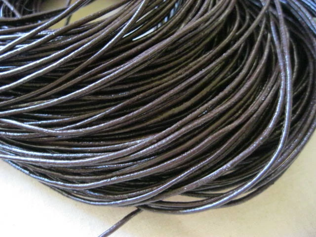 Barna, hengerelt bőr szál, 1,5 mm vastag, 1 m