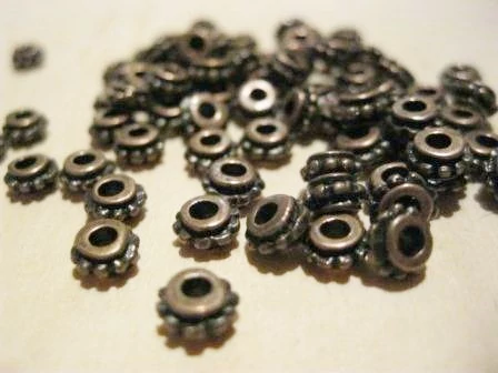 Pöttyös henger köztes, vörösréz színű, 5x2 mm