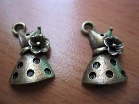 Pöttyös ruha fityegő, medál, antik bronz színű, 18x12 mm