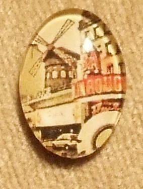 Moulin Rouge mintás üveglencse, kaboson, 25x18 mm