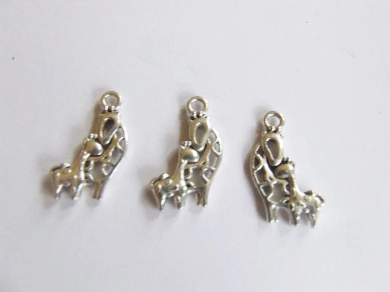 Zsiráf fityegő, medál, antik ezüst színű, 20x13 mm