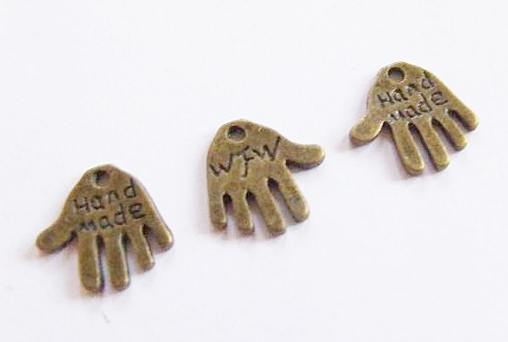 Feliratos kéz fityegő, medál, antik bronz színű, 12x12 mm
