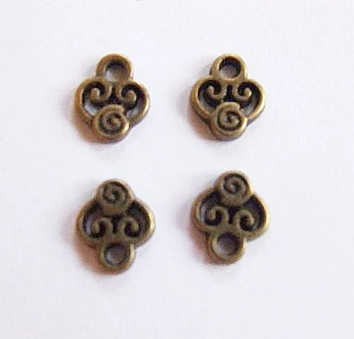 Pici szív fityegő, medál, antik bronz színű, 10x8mm