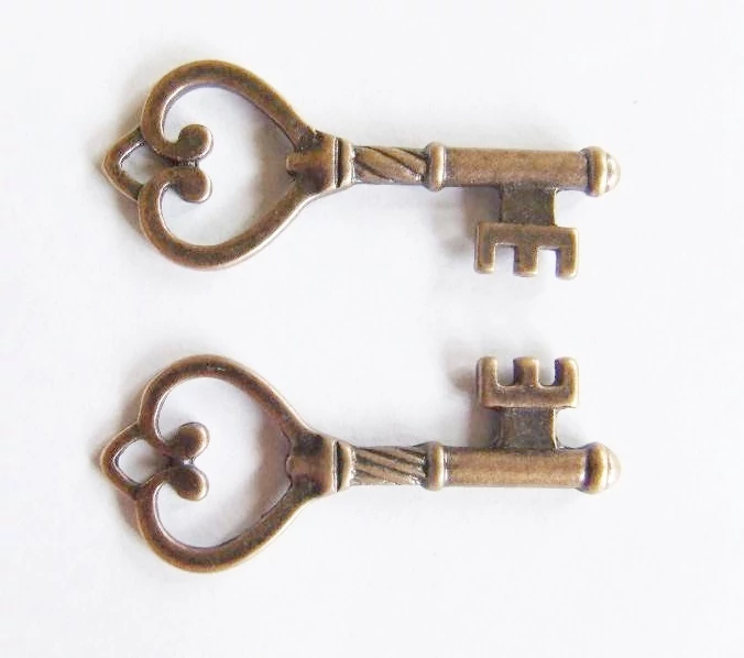 Kulcs fityegő, medál, vörösréz színű, 43x18 mm