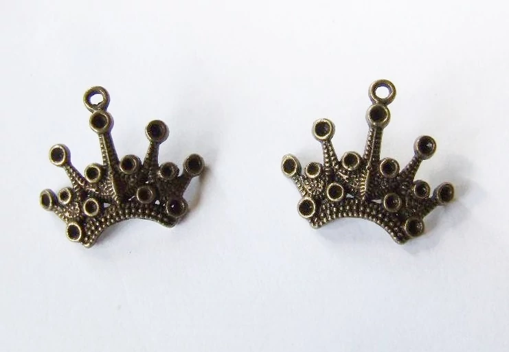 Korona fityegő, medál, antik bronz színű, 23x20 mm