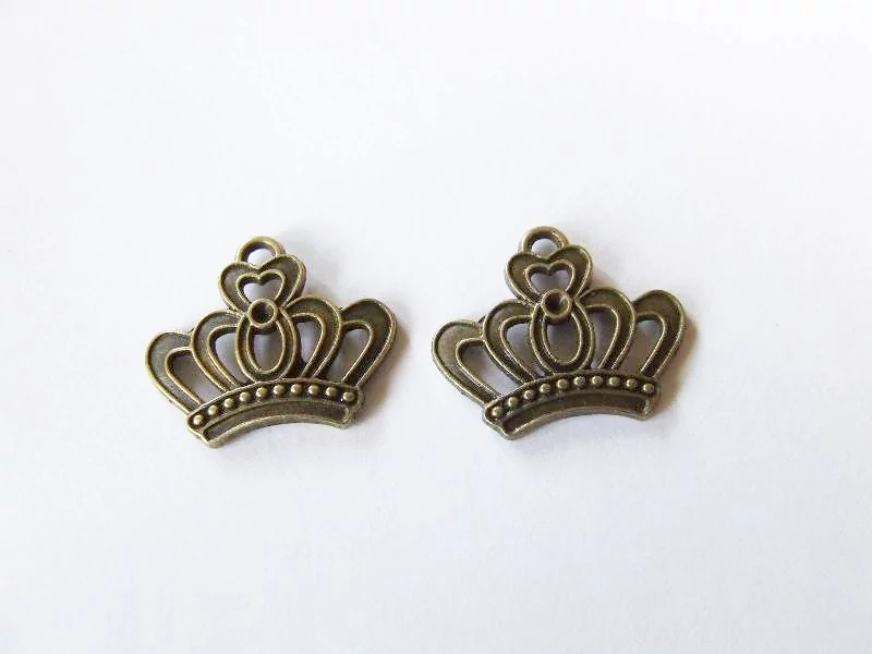 Korona fityegő, medál, antik bronz színű, 22x18 mm