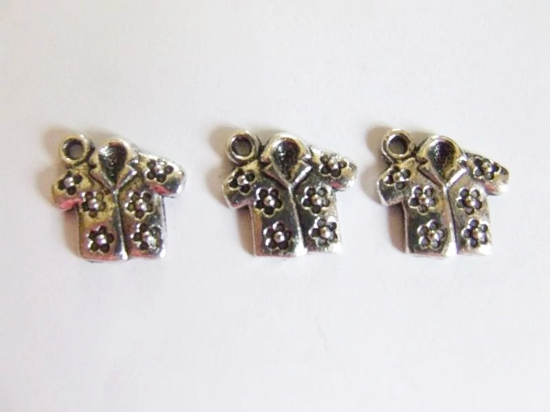 Virágos ing fityegő, medál, antik ezüst színű, 16x16 mm