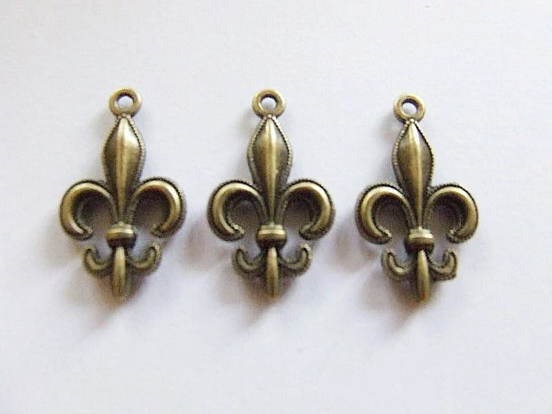 Királyliliom fityegő, medál, antik bronz színű, 24x14 mm