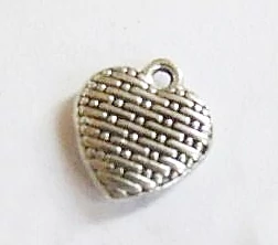 Szív fityegő, medál, antik ezüst színű, 10x11 mm