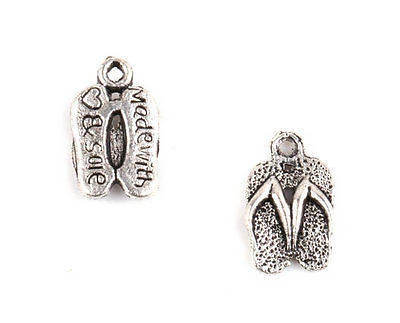 Feliratos papucs fityegő, medál, antik ezüst színű, 15x9 mm