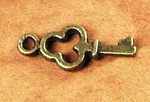 Pici kulcs fityegő, medál, antik bronz színű, 15x6 mm