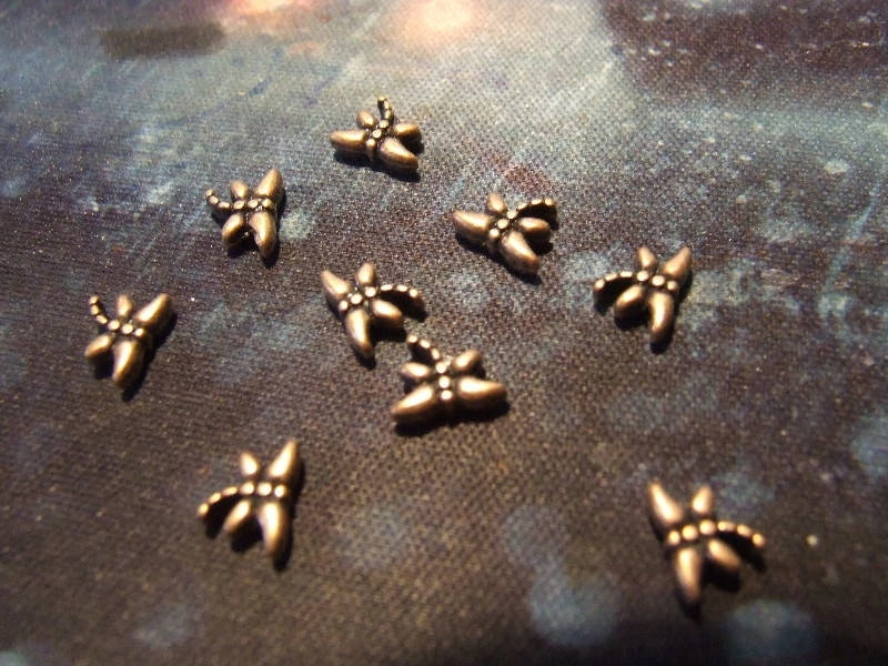 Szitakötő köztes, vörösréz színű, 7x6 mm