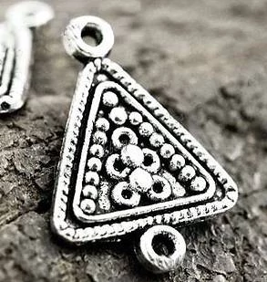 Háromszög összekötő, fülbevalóalap, medálalap, antik ezüst színű, 20x15 mm